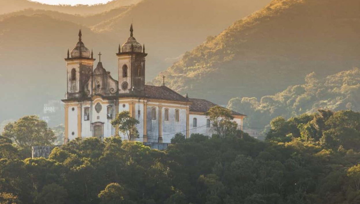 Les églises d'Ouro Preto se distinguent dans le paysage