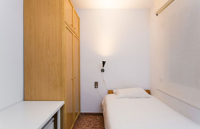 Spacious & Quiet 4 Bedroom Apartment - Photo 2