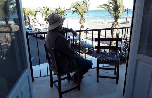 Piso en primera línea con wifi y vistas al mar - Photo 1