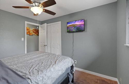 Arvada Retreat + 6 BD + Movie Theater - Photo 22