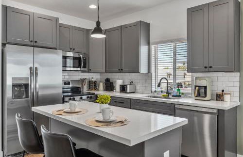 Stylish Phoenix Suite by Zenia Stays - Central & Cozy Escape - Foto 29