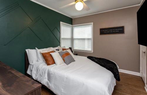 Near Drake/Downtown packed w/Amenities - Hot Tub - Movie Theater - Photo 28