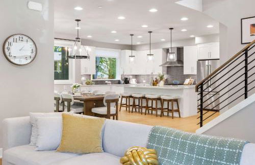 Modern Kirkland 4BR Family Oasis Kids Paradise - Photo 17