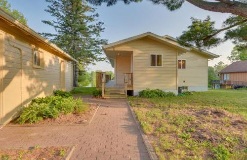 Lakefront Birchwood House with Deck and Fire Pit! - Foto 40