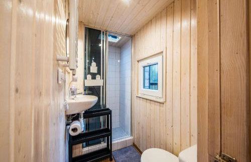 Domek lubiana180 SCANDI wśród drzew JACUZZI SAUNA KOMiNEK i TARAS na dachu jezioro Kaszuby Pieski tylko do 10kg za dodatkową opłatą - Foto 46