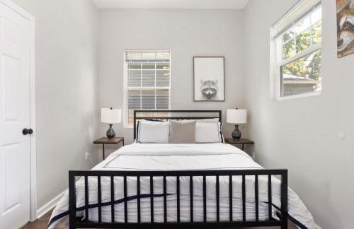 Chic 3BR Home with Fire Pit-Private Yard-Family Friendly - Foto 26