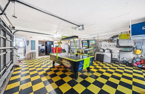 Game Room Theater Luxurious Waterfront Retreat - Photo 3