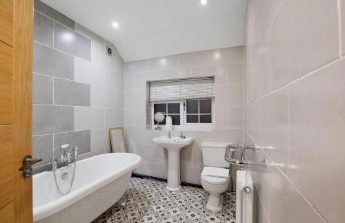 Spacious Modern 4BR Home 2 Luxury Bathrooms Private Parking Near M54, M6, JLR & WV1 - Foto 19