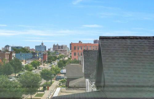 Stylish And Roomy Full House Dtwn - Photo 23