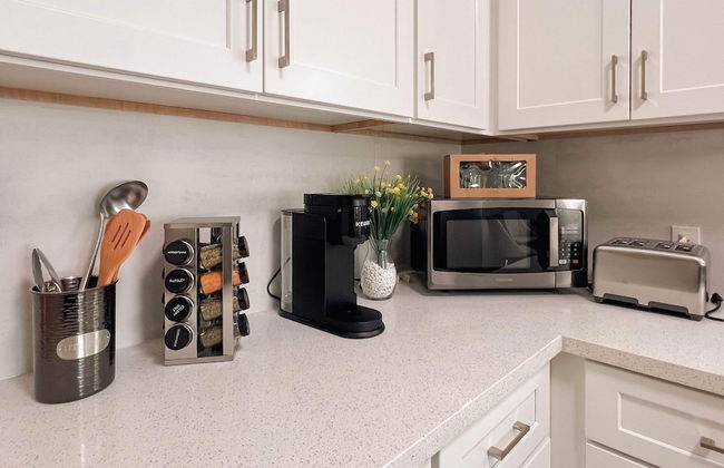 Modern Retreat With Spacious Yard & Cozy Interiors - Photo 12