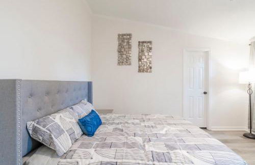 Cozy 3BR Country Retreat with Porch Games & Modern Comforts - Foto 14