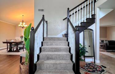 Bright & Spacious 5BR Modern Vacation Home - Near Disneyland & Beaches - Photo 5