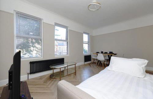 Newly refurbished 2 br apartment with a beautiful garden - Foto 43