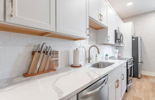 Here You Come Again by Stay Local Nashville - Foto 13