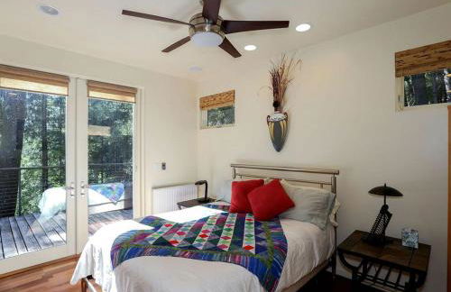 Stunning and Secluded Lakeside Getaway in the Grass Valley of California - Foto 11