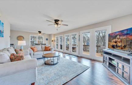 Lakefront 3BR with Dock, Fire Pit, Lawn Games, and Game Room - Foto 24