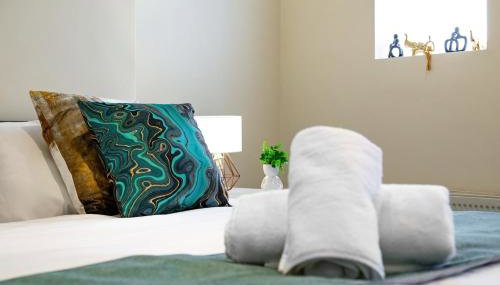 Spacious London 2-Bed Flat with a King Bed-Save on Long Stays-5 Separate Beds- Parking Available! - Foto 3