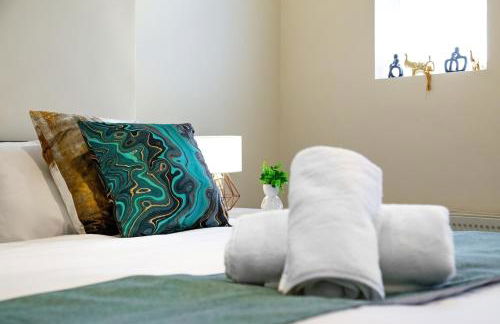 Spacious London 2-Bed Flat with a King Bed-Save on Long Stays-5 Separate Beds- Parking Available! - Foto 3