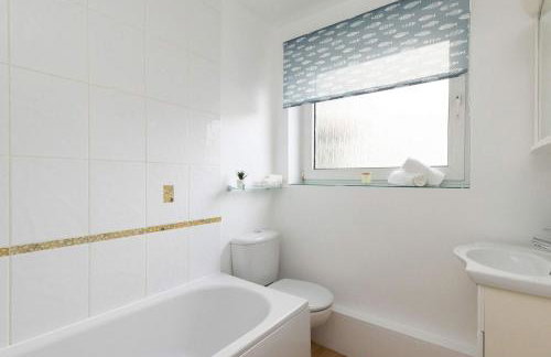 Sunny & Modern Near the Beach & Village w Parking - Foto 17