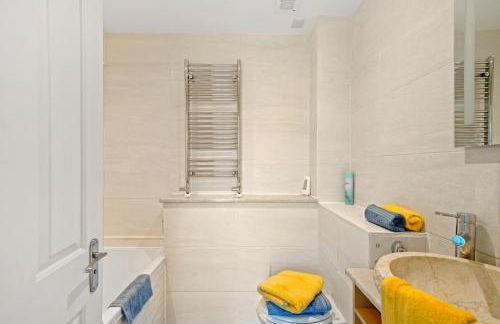 3 Bedroom Mews Home - Clapham Common - Free Private Parking - Sleeps 5 - Newly Refurbished - Sweetpea & Pillow Properties - Foto 2