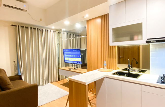 Comfy and Modern Look 1BR LRT City Jatibening Apartment - Foto 11