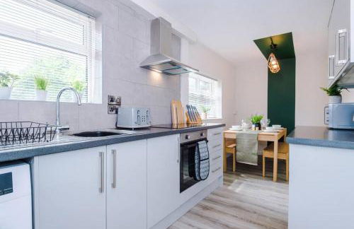 Cheerful 3 bedroom home with parking near Chester - Photo 5