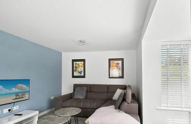 Amaya Seven - Luxury 3 bedroom detached house with garden & driveway - Sleeps 7 - Bottesford, Leicestershire - Foto 1