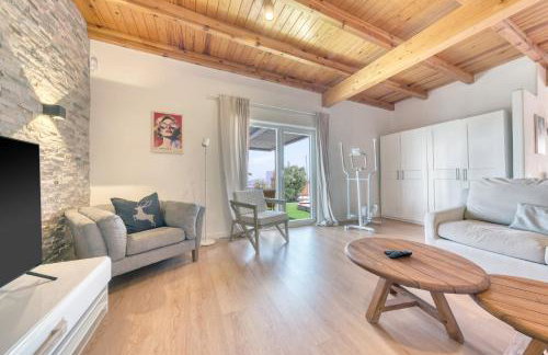 Chalet Emily Alpine Chic with Hot Tub and Ocean View By Lanzarote Vacation Homes - Foto 36