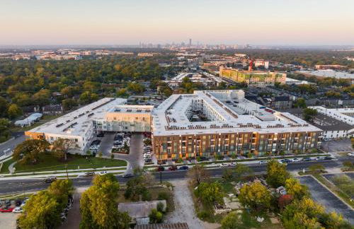Poolside Luxury 1BR w Private Patio - Photo 58