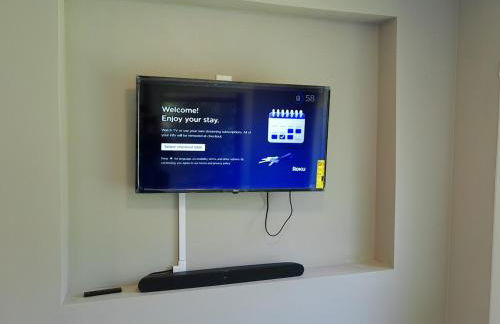 King Bed Creekfront Retreat in Jacksonville - Photo 19