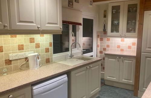 Quaint Cottage main street Llandeilo - Photo 3