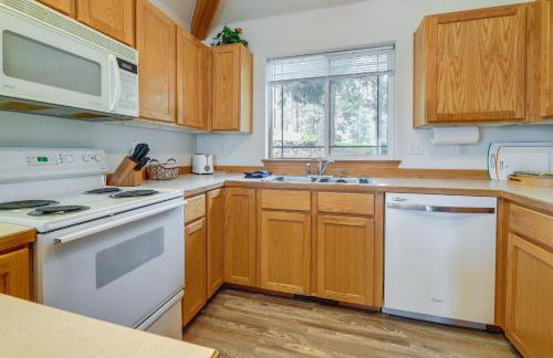 Resort-Style Klamath Falls Home, Golf Course View! - Foto 8