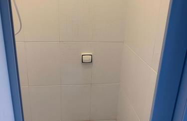 Apartamento Praia das Astúrias, 2 minutos de caminhada para praia, piscina, garagem demarcada, cama Queen - Foto 9
