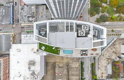 Upscale Downtown Condo Pool Gym & Skyline Views - Foto 47