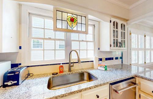 Classic coastal home with game room & private hot tub - walk to beaches - Foto 15