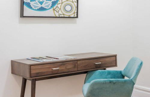 7BR Luxury Living 1st Floor Primary ABODEbucks - Foto 15