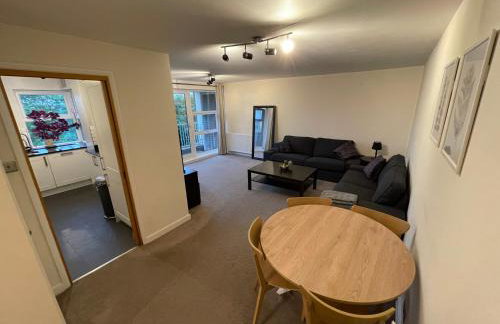 Spacious 2-Bedroom Flat Near Surbiton Station - Foto 1
