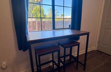 Luna's Cozy Private Hosted Suite with Fireplace and 2 Bedrooms - Foto 13