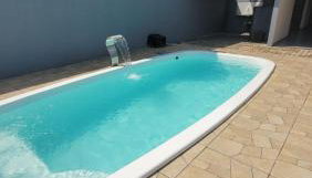 Macadamia Casa de temporada com 1 quarto climatizado com 1 cama casal e 1 beliche e amplo espaço climatizado ideal para acomodar colchões extras e receber mais pessoas com conforto - Foto 4