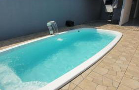 Macadamia Casa de temporada com 1 quarto climatizado com 1 cama casal e 1 beliche e amplo espaço climatizado ideal para acomodar colchões extras e receber mais pessoas com conforto - Foto 4