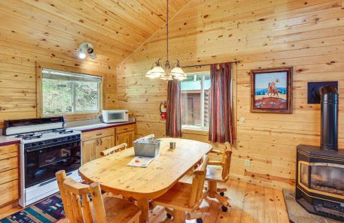 Wraparound Deck and Grill Deadwood Cabin - Foto 11