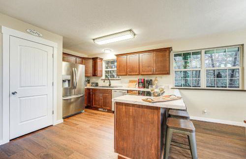 Lakeside Blue Eye Escape with Game Room and Hot Tub! - Foto 9