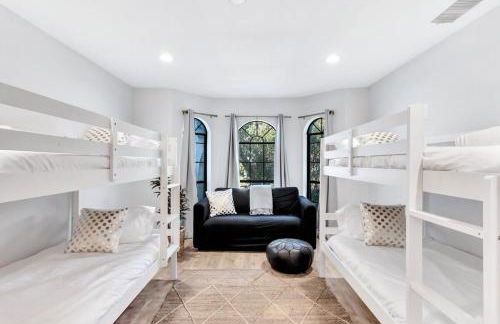 Lakefront Luxe 6BR 4B Home with Pool & Hot Tub - Foto 26