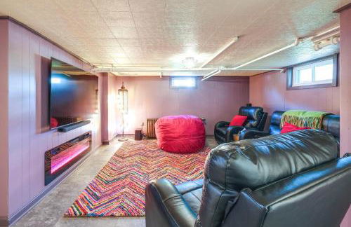 Colorful Roanoke Vacation Rental with Hot Tub! - Foto 3