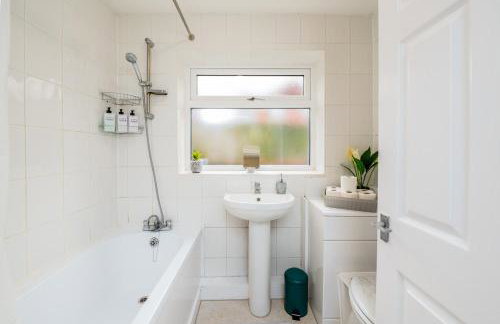 Modern 3 bedroom House - Parking - Sleeps 6 - Foto 26