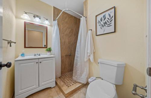 Entire Private Home with 4 Bedrooms, Pool, Hot Tub, King Bed, Garage, Available Now - Foto 58