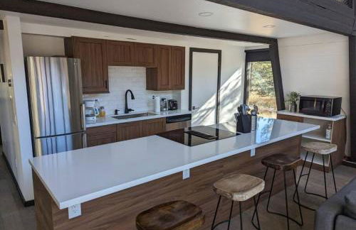 Modern Gambrel Cabin Near Ski Resorts - Photo 2