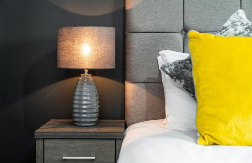 Elegant Flat Near Stonehenge, Amesbury Town Centre Smart TVs Netflix FREE PARKING - Foto 6