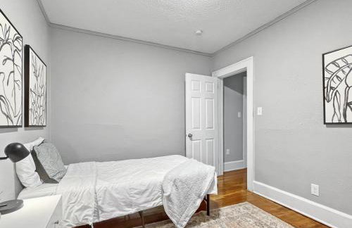 Roomy 4BR by Drake Sleeps 13 HUGE yard - Foto 14