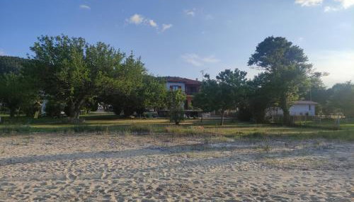 Bright, Beachfront Apartment with free parking and garden - Photo 1